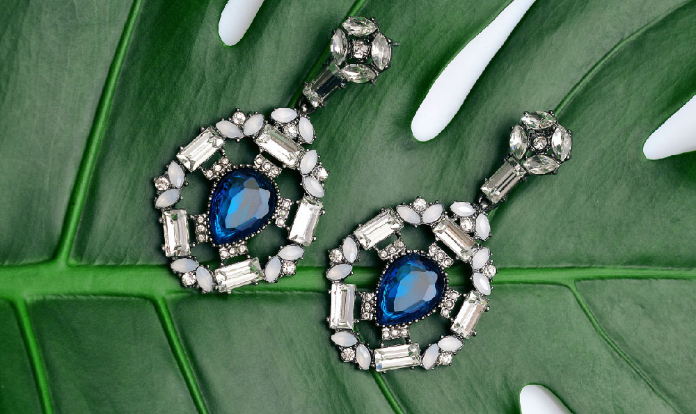 翡翠糯冰种飘绿挂件：玉石行业的明珠