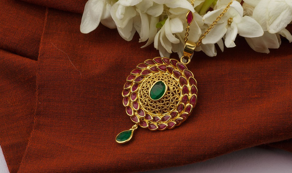 翡翠玉手镯带紫罗兰传承中华文化的华美珠宝