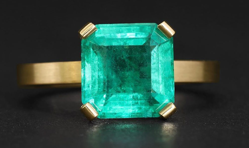 翡翠浅绿色手镯：折射出珠宝行业的璀璨魅力